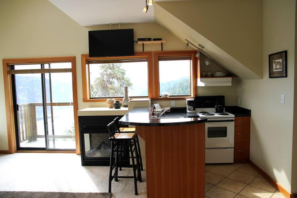 Moon Water Lodge Malahat Εξωτερικό φωτογραφία