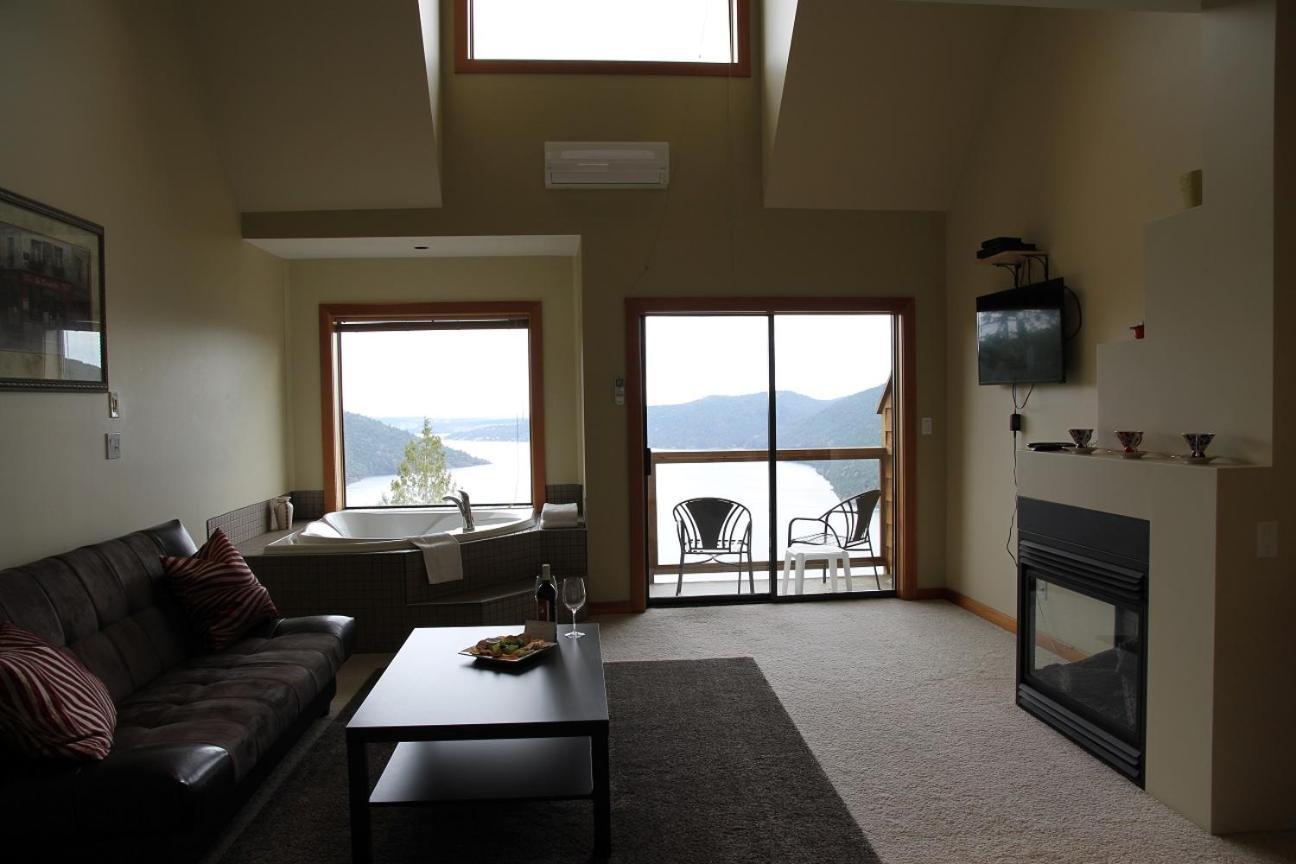 Moon Water Lodge Malahat Εξωτερικό φωτογραφία