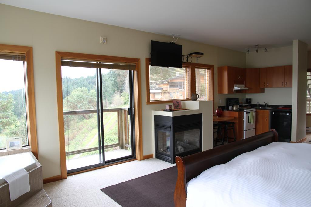 Moon Water Lodge Malahat Εξωτερικό φωτογραφία