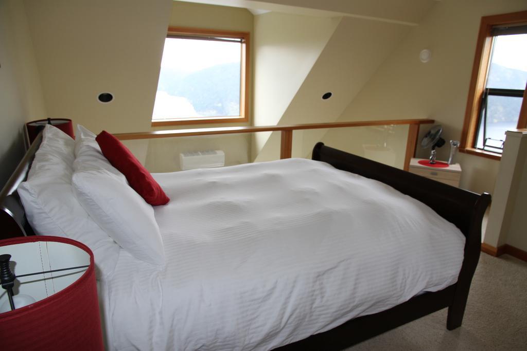 Moon Water Lodge Malahat Εξωτερικό φωτογραφία